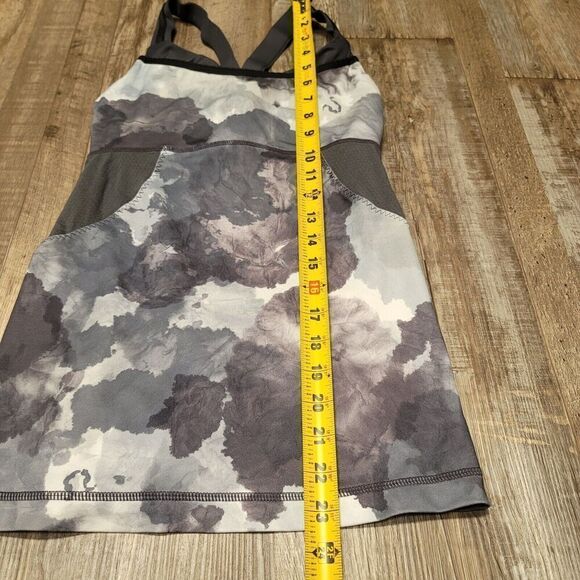 Lululemon Cross My Heart Athletic Tank Top Shirt Size 4 Gray Built in Bra - Picture 6 of 6